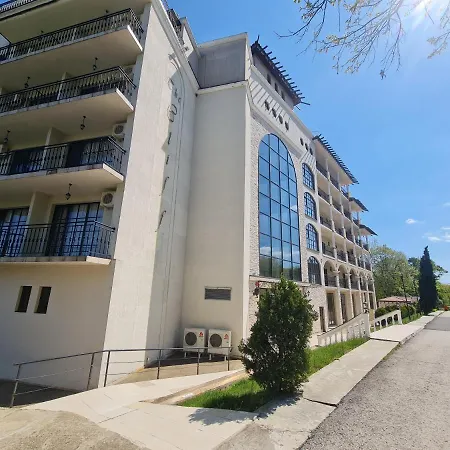 Almi - The Cliff Апартаменты *